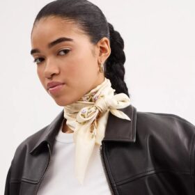 Fyrkantig silkescarf med vårblommönster