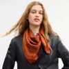 Fyrkantig silkescarf med vårt signaturmönster med Horse and Carriage