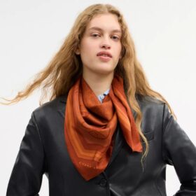 Fyrkantig silkescarf med vårt signaturmönster med Horse and Carriage