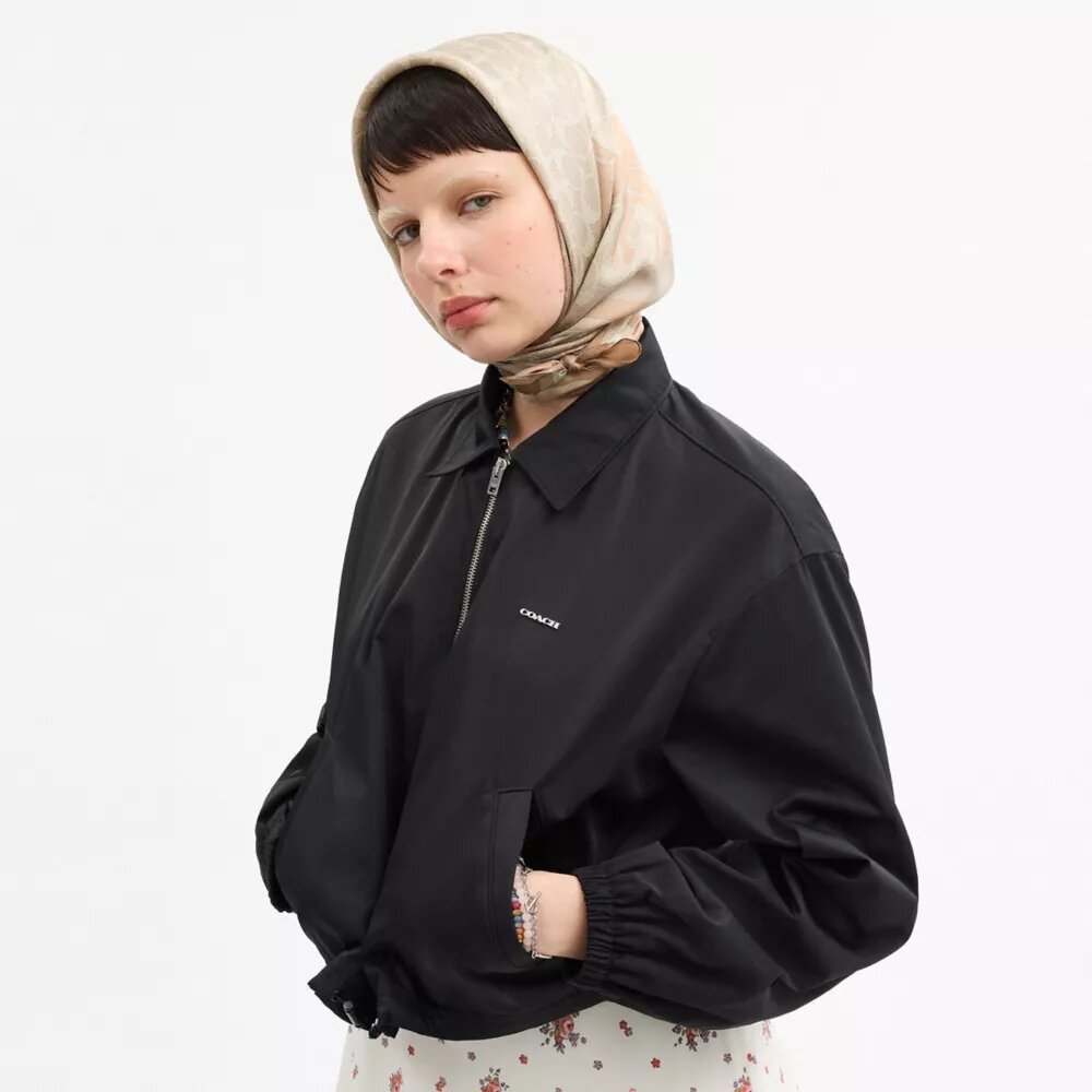 Fyrkantig silkescarf med vårt signaturmönster med Horse and Carriage
