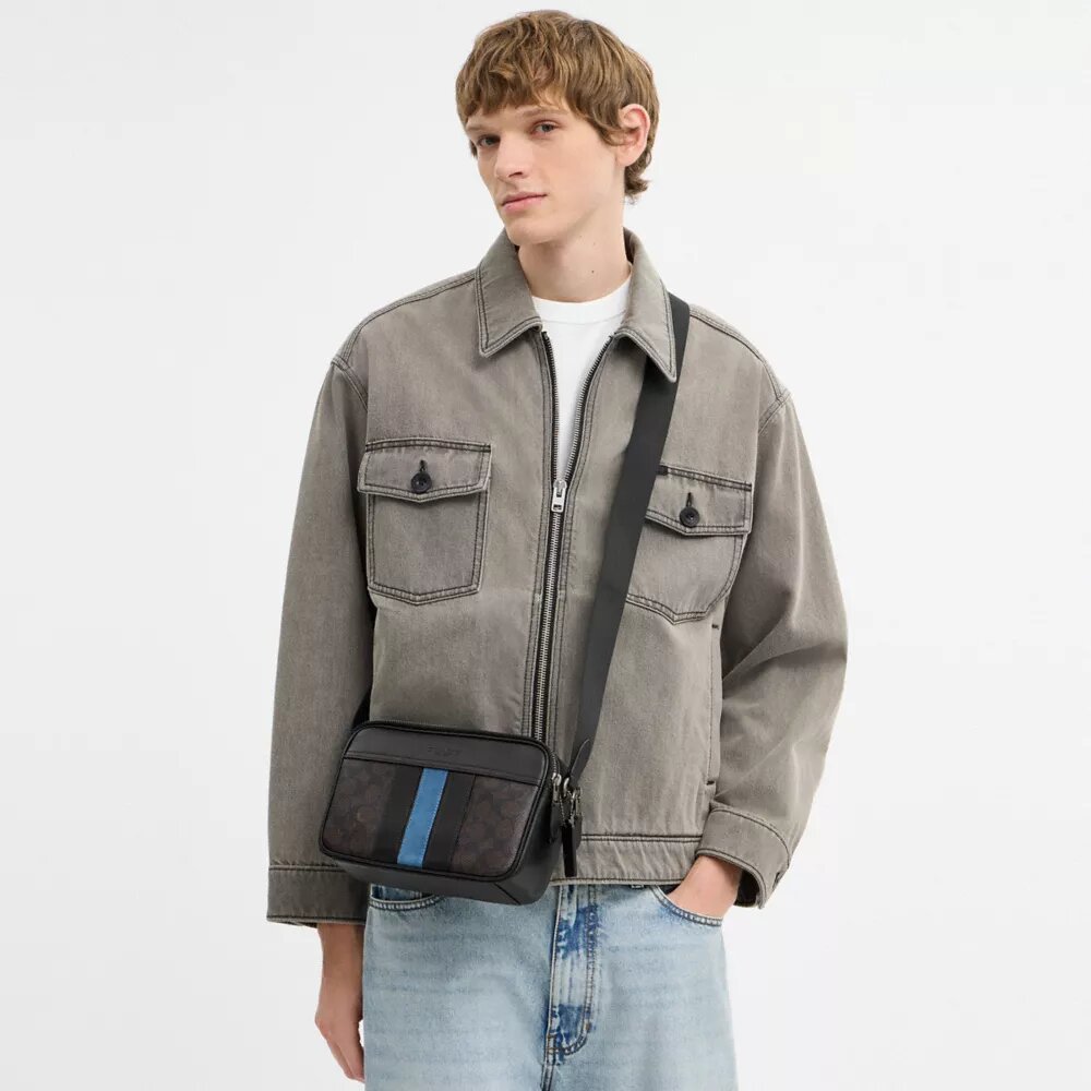 Graham-axelremsväska i Signature Canvas med varsity-ränder