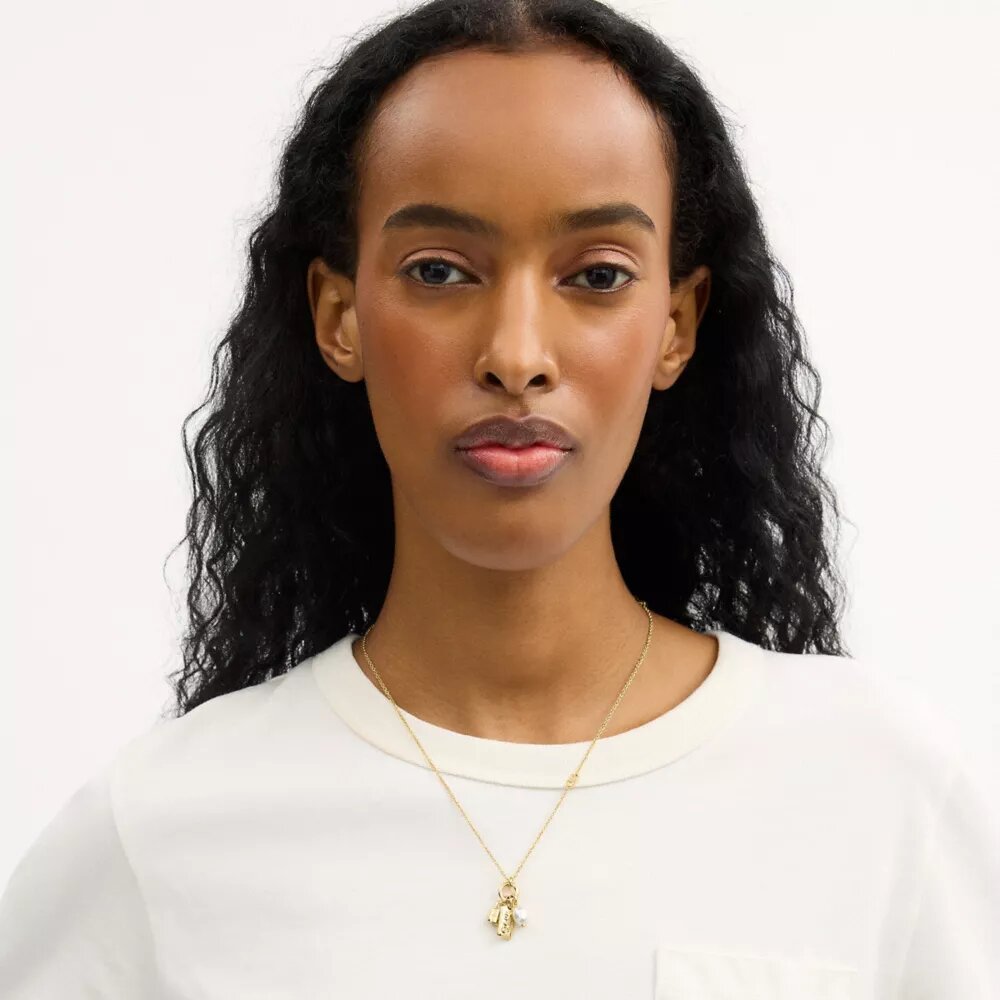 Halsband med pärlsmycken
