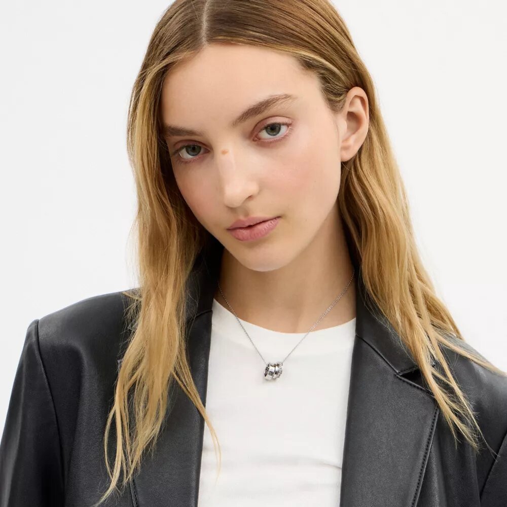 Halsband med upprepade C-formade rondeller