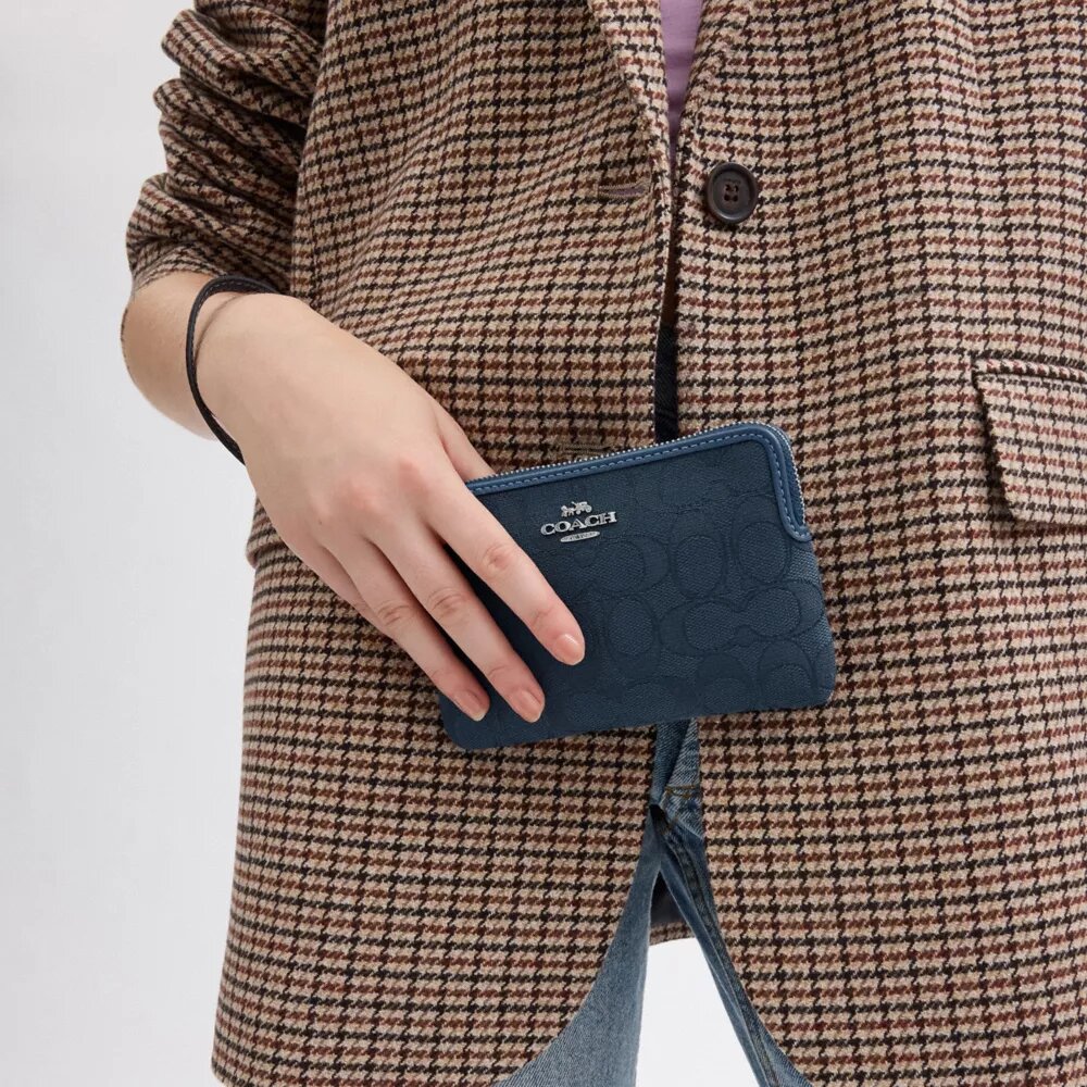 Handlovsväskor med hörnficka och dragkedja i Signature-jacquard