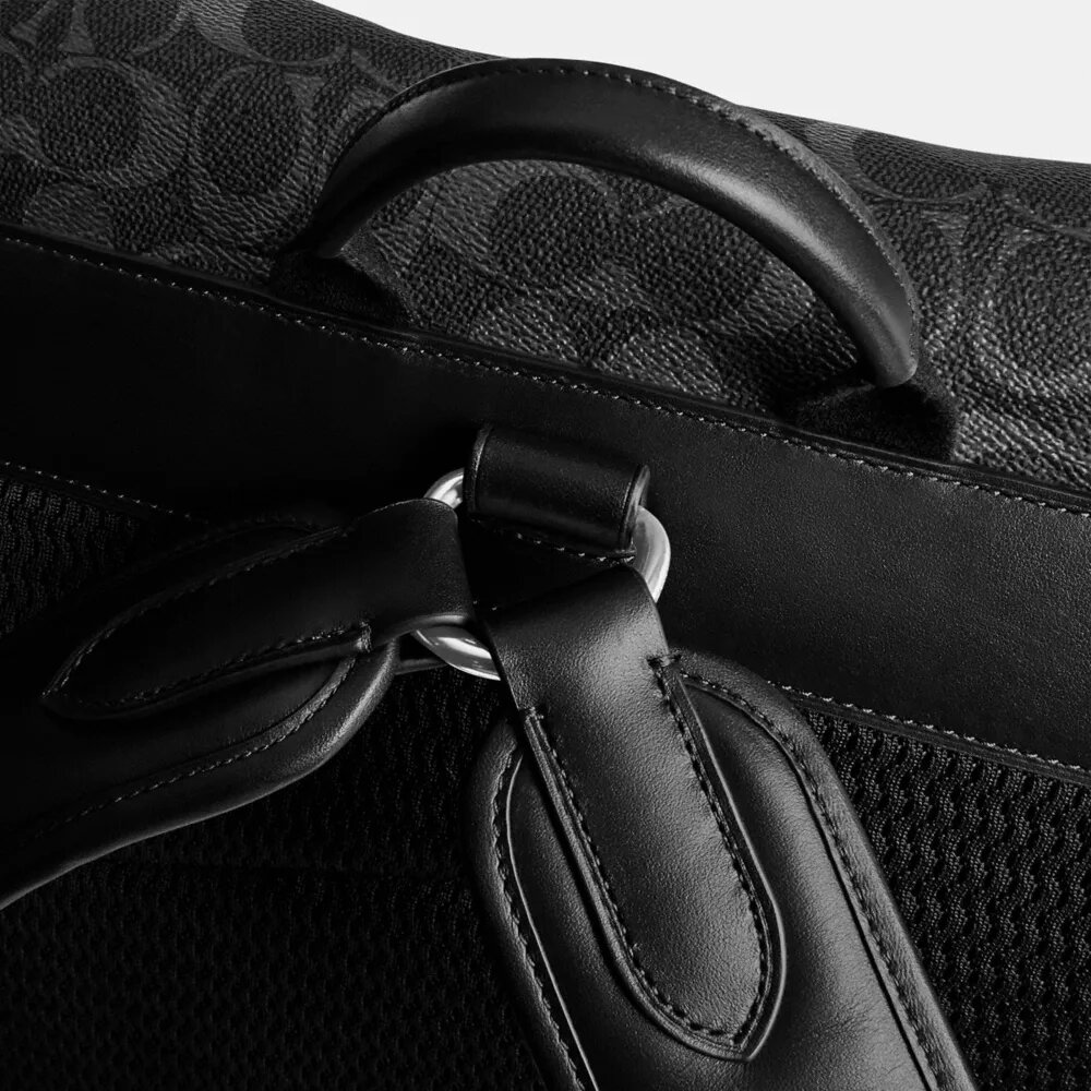Hitch-ryggsäck i Signature Canvas