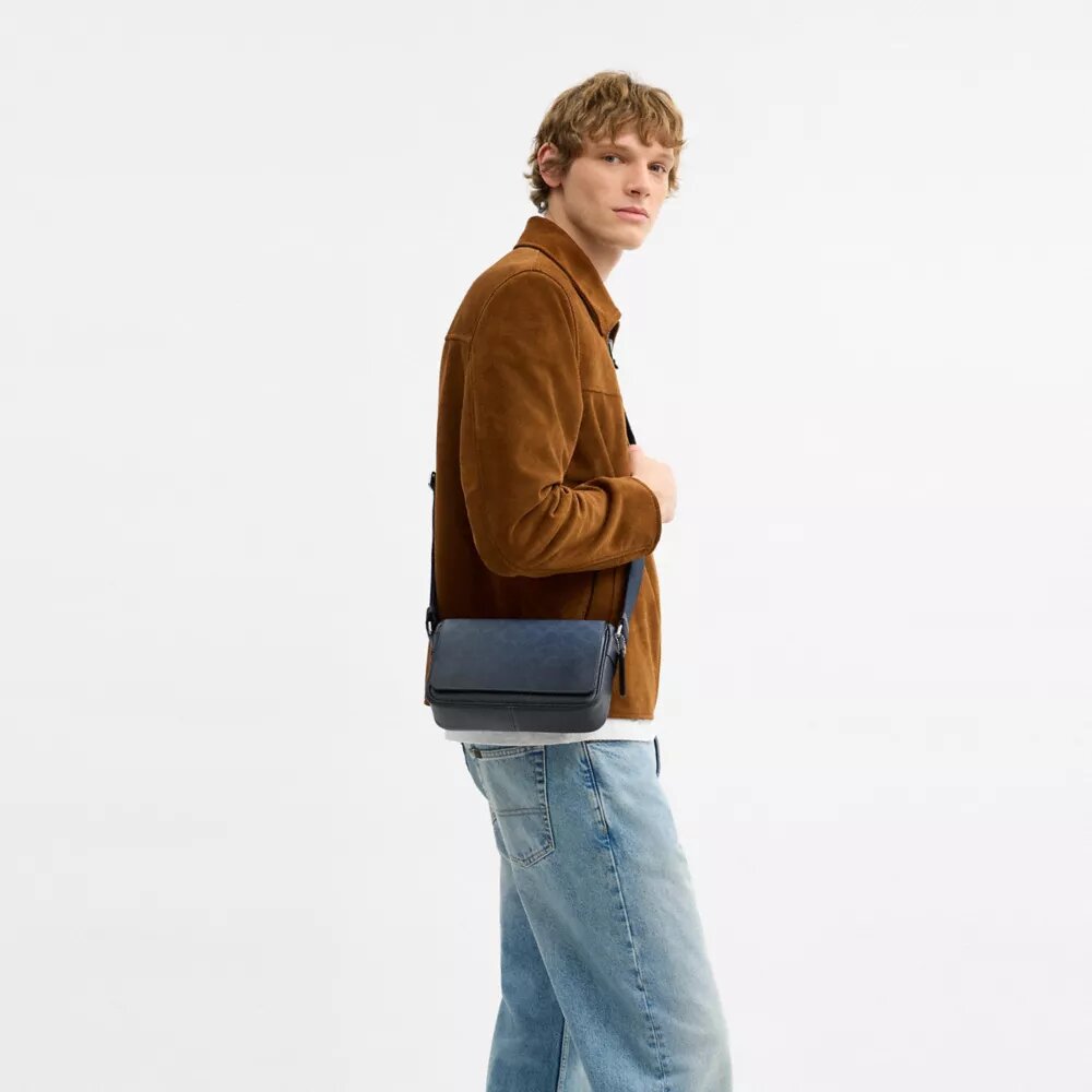 Jack liten crossbody-väska med lock i Ombre Signature Canvas