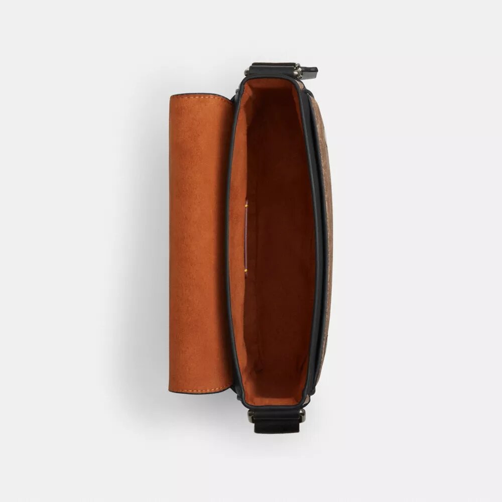 Jack Small Flap Axelremsväska i Signature Canvas