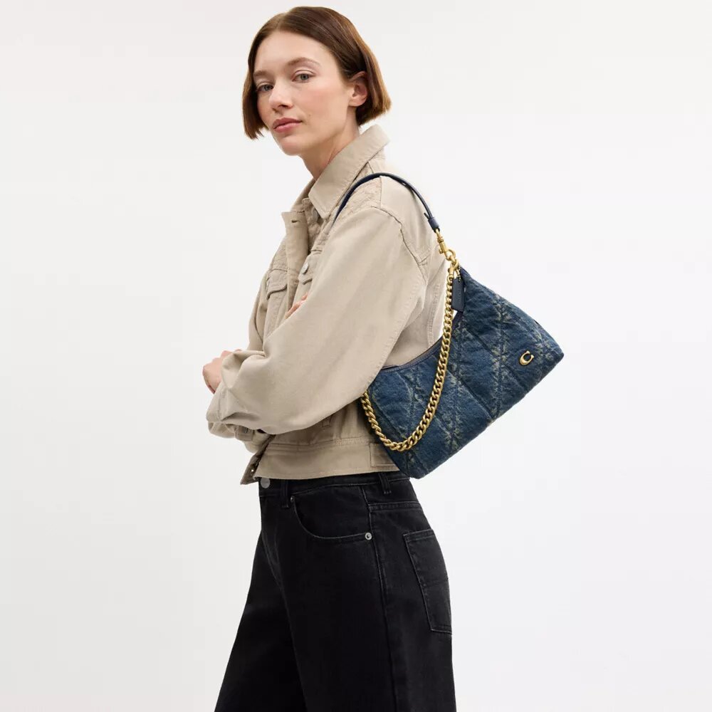 Juliet-axelremsväskor 25 i regenererad bomullsdenim med quiltning