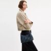 Juliet-axelremsväskor 25 i regenererad bomullsdenim med quiltning