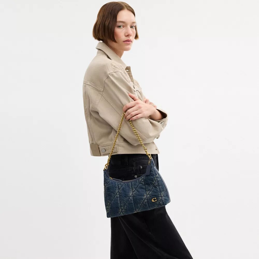 Juliet-axelremsväskor 25 i regenererad bomullsdenim med quiltning