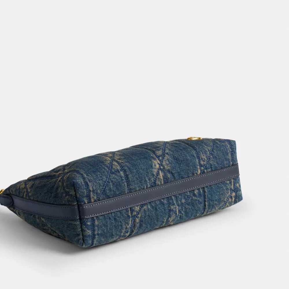 Juliet-axelremsväskor 25 i regenererad bomullsdenim med quiltning