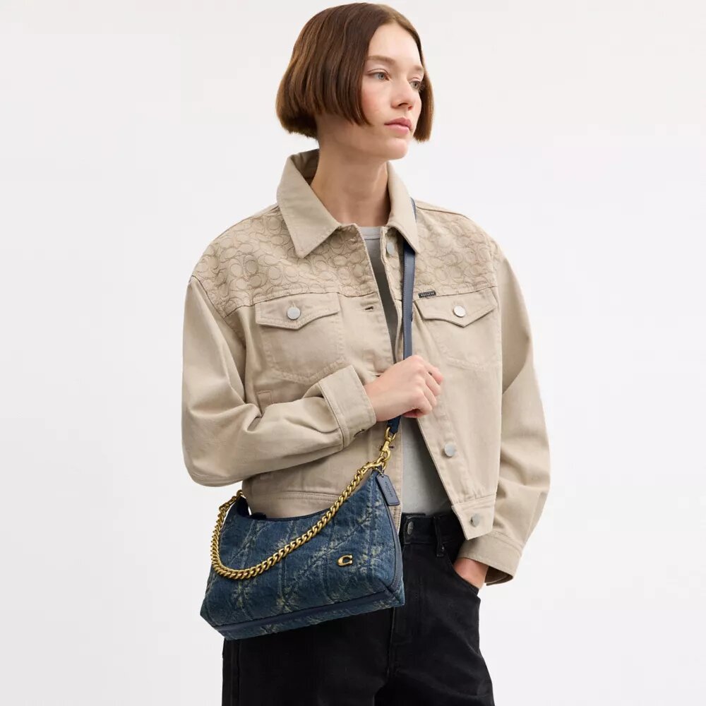 Juliet-axelremsväskor 25 i regenererad bomullsdenim med quiltning