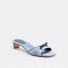 Klacksandaler med liten klack och rosett i Loved Denim