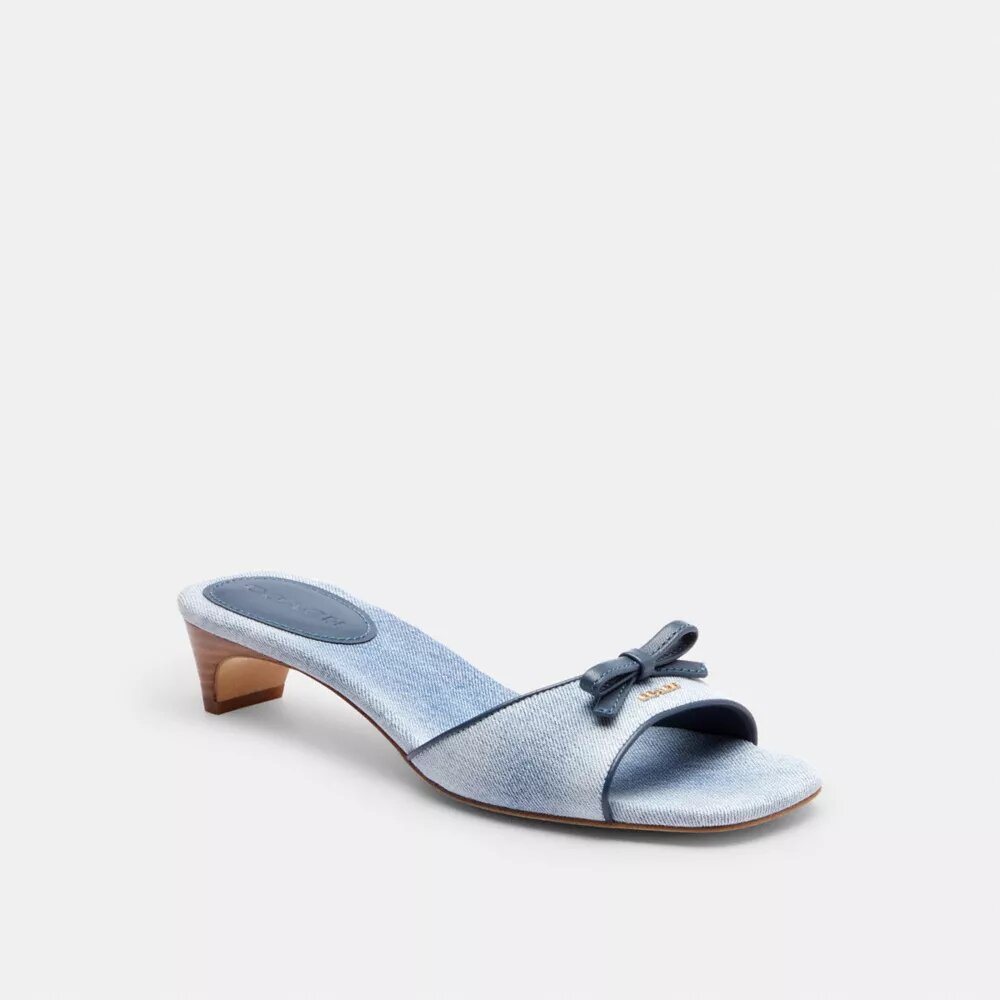 Klacksandaler med liten klack och rosett i Loved Denim