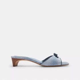 Klacksandaler med liten klack och rosett i Loved Denim