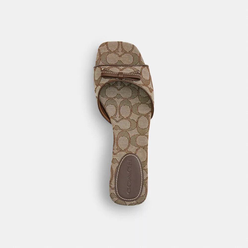 Klacksandaler med rosett och låg klack i vårt signaturjacquard
