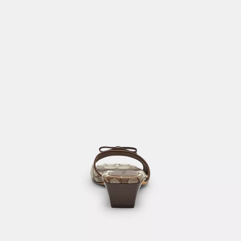 Klacksandaler med rosett och låg klack i vårt signaturjacquard