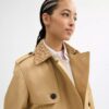 Kort trenchcoat med signaturkrage