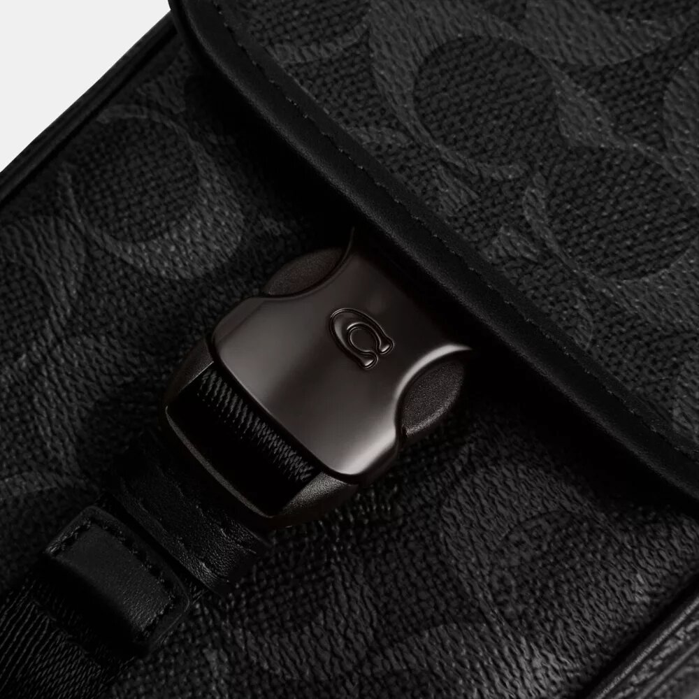 League-telefonväskan med axelrem i Signature Canvas
