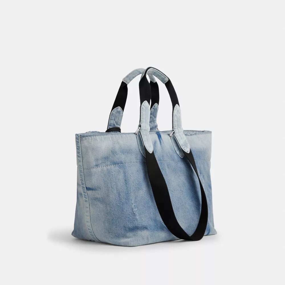 Liten Tygkassa i sliten denim med smycken