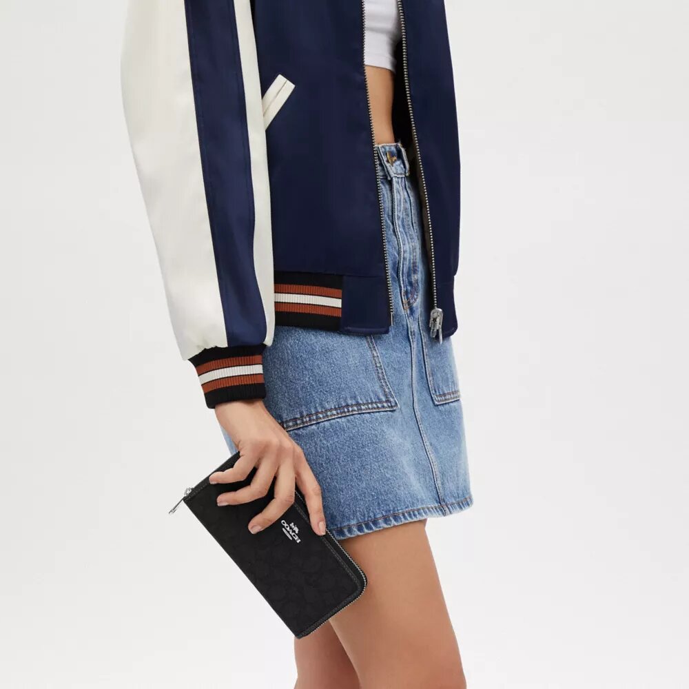 Lång plånbok med dragkedja runt om i signaturjacquard