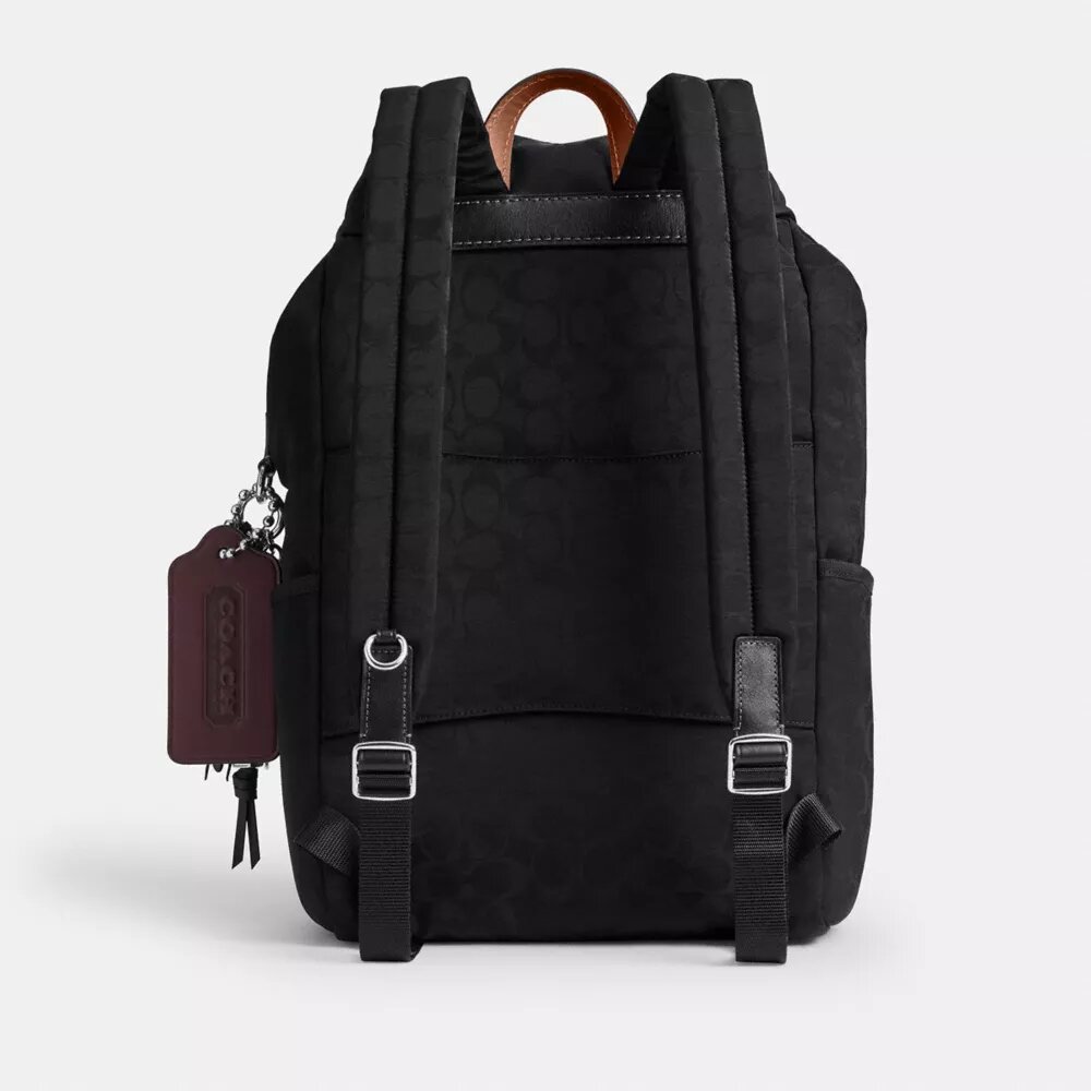 Logan-ryggsäck i vårt signaturnylon med smycken