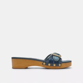 Margot-sandaler i trä med vårt signaturmönster i denim