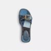 Margot-sandaler i trä med vårt signaturmönster i denim