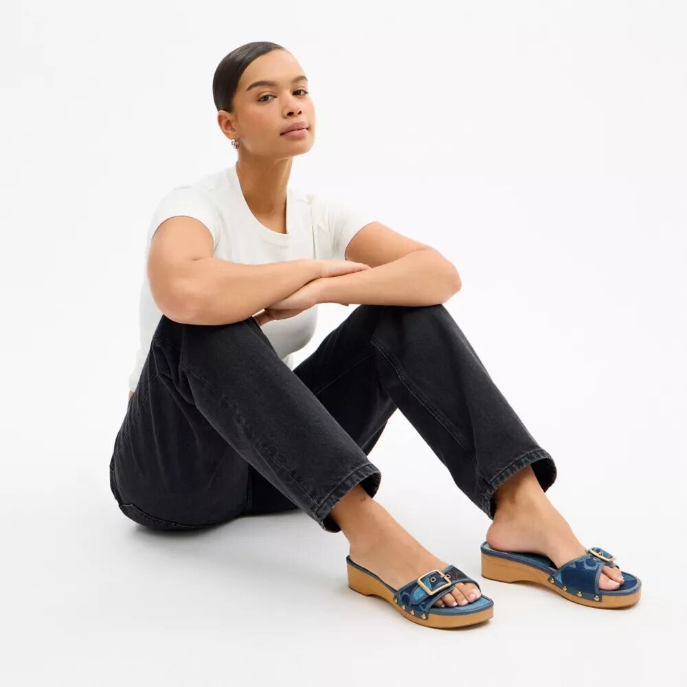 Margot-sandaler i trä med vårt signaturmönster i denim