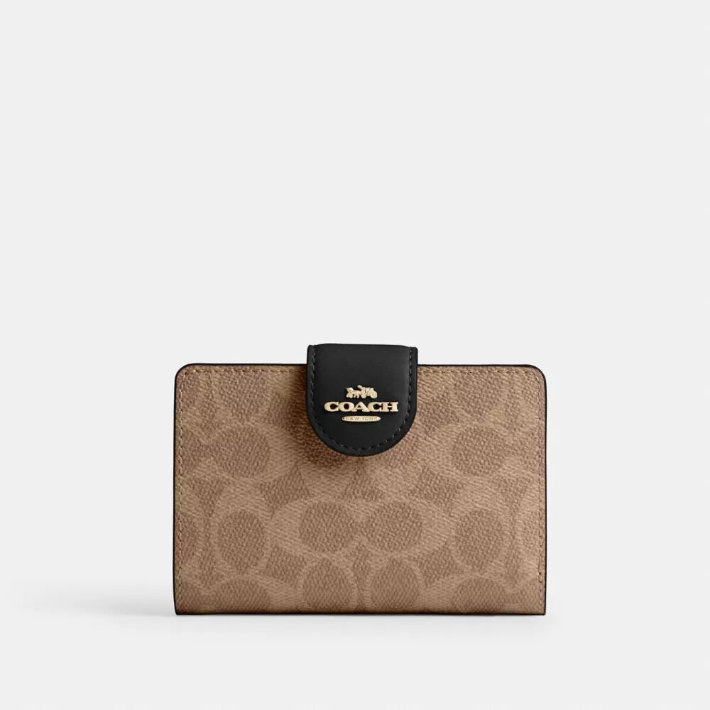 Medelstor hörnplånbok med dragkedja i Signature Canvas