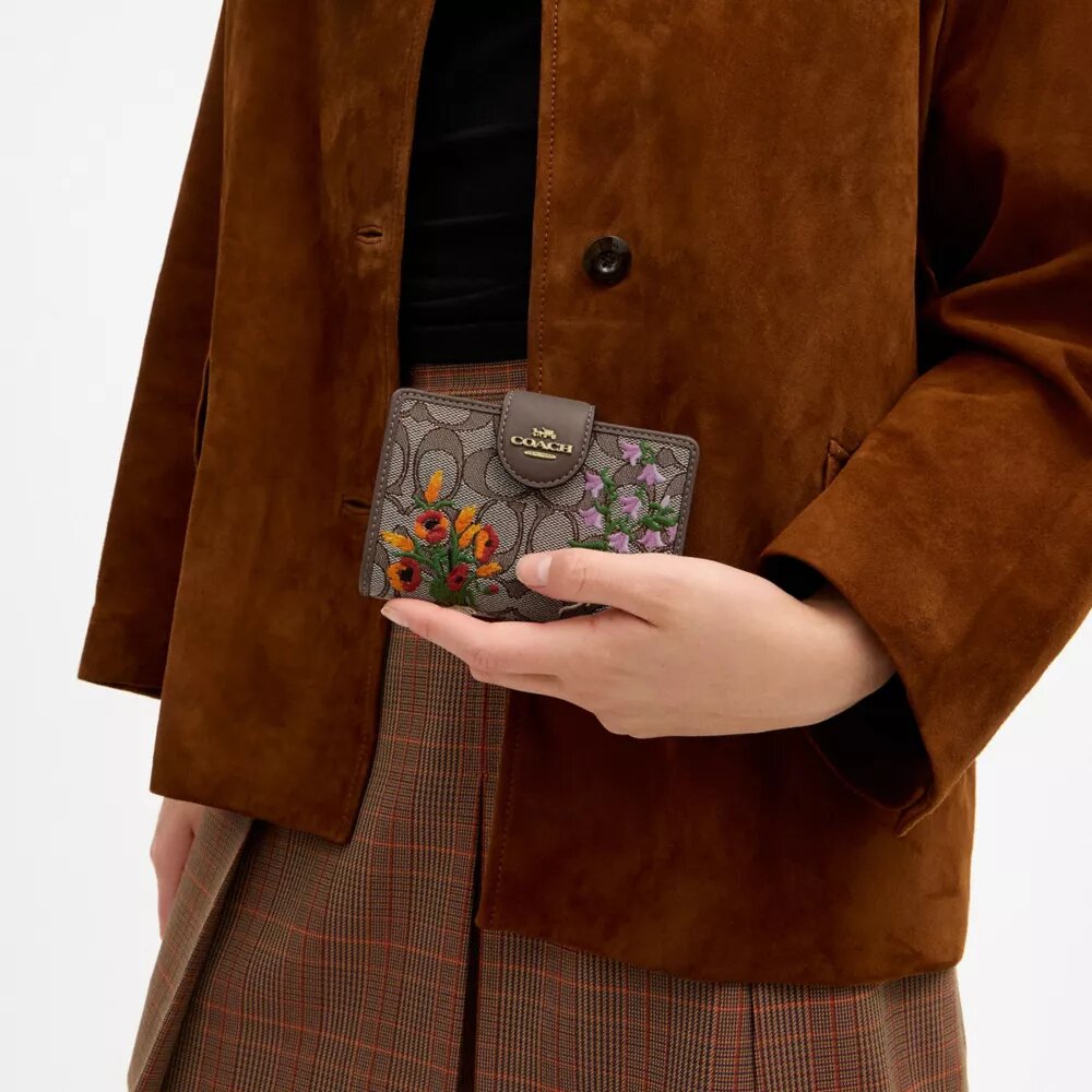 Medium hörnplånbok med dragkedja i signaturjacquard med blommig broderi