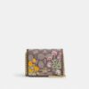Miniplånbok med kedja i signaturjacquard med blommig brodyr