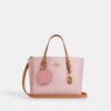 Mollie-tygkassa i 25 in Signature Canvas med smycken