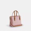 Mollie-tygkassa i 25 in Signature Canvas med smycken