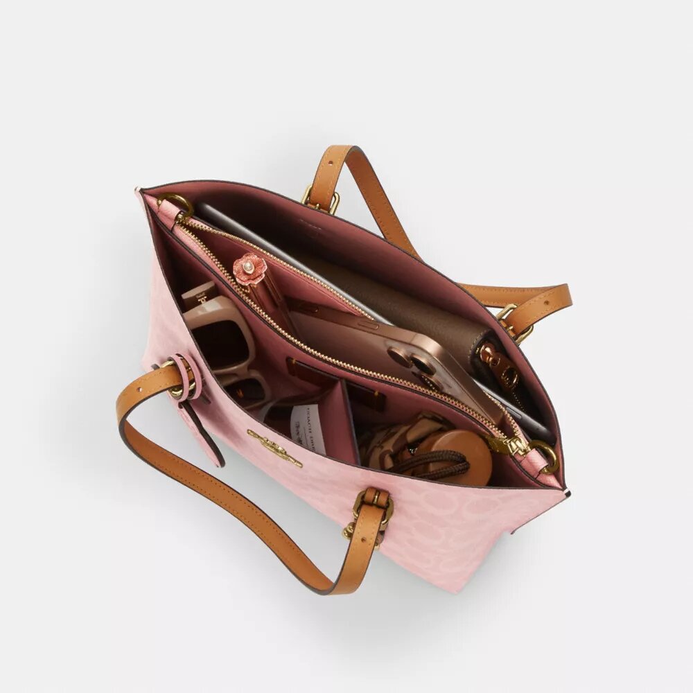 Mollie-tygkassa i 25 in Signature Canvas med smycken