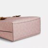 Mollie-tygkassa i 25 in Signature Canvas med smycken