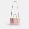 Mollie-tygkassa i 25 in Signature Canvas med smycken