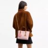 Mollie-tygkassa i 25 in Signature Canvas med smycken