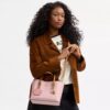 Mollie-tygkassa i 25 in Signature Canvas med smycken