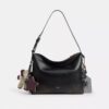 Mott-messengerväska 38 i slitet läder med smycken