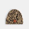 Mössa med leopardmönster