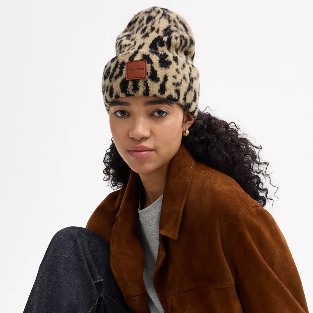 Mössa med leopardmönster