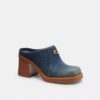 Mules med klack och skulpterad C-logotyp i Loved Denim