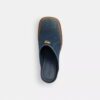 Mules med klack och skulpterad C-logotyp i Loved Denim