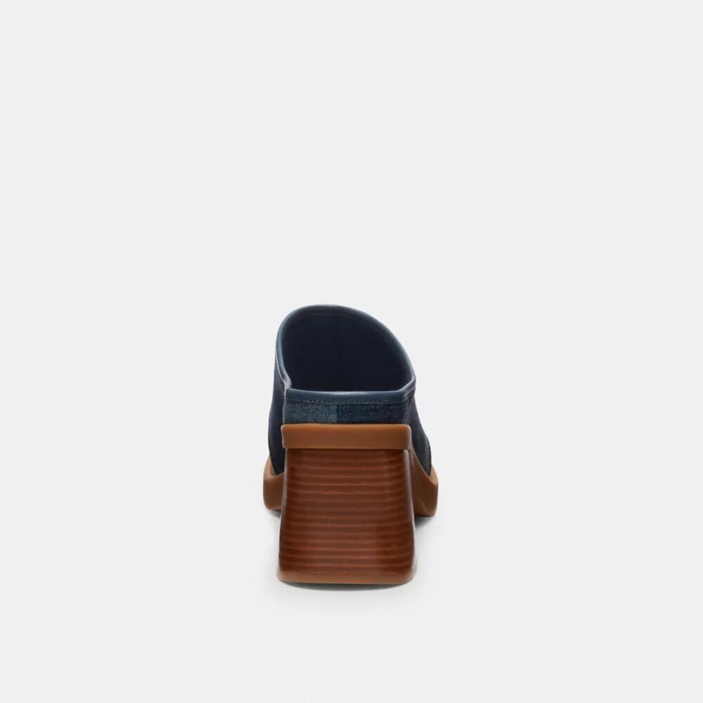 Mules med klack och skulpterad C-logotyp i Loved Denim