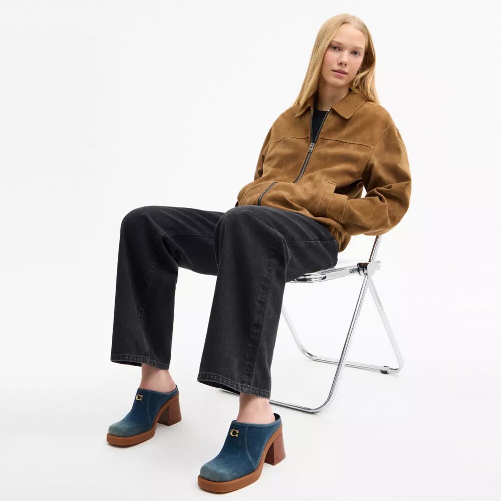 Mules med klack och skulpterad C-logotyp i Loved Denim