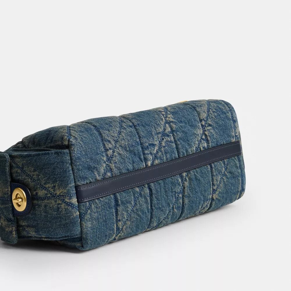 Pocket Juliet-väskan 30 i regenererad bomullsdenim med quiltning