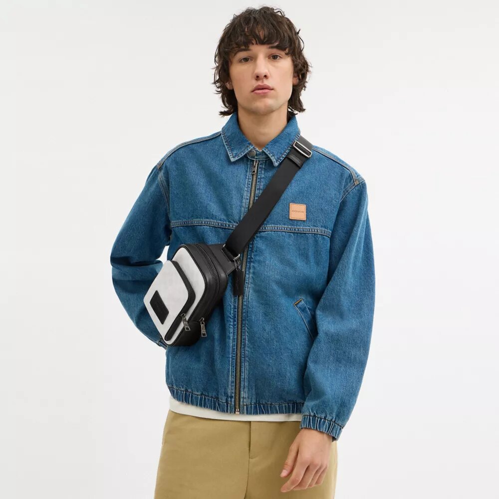 Racer Sling Pack i Signature Canvas