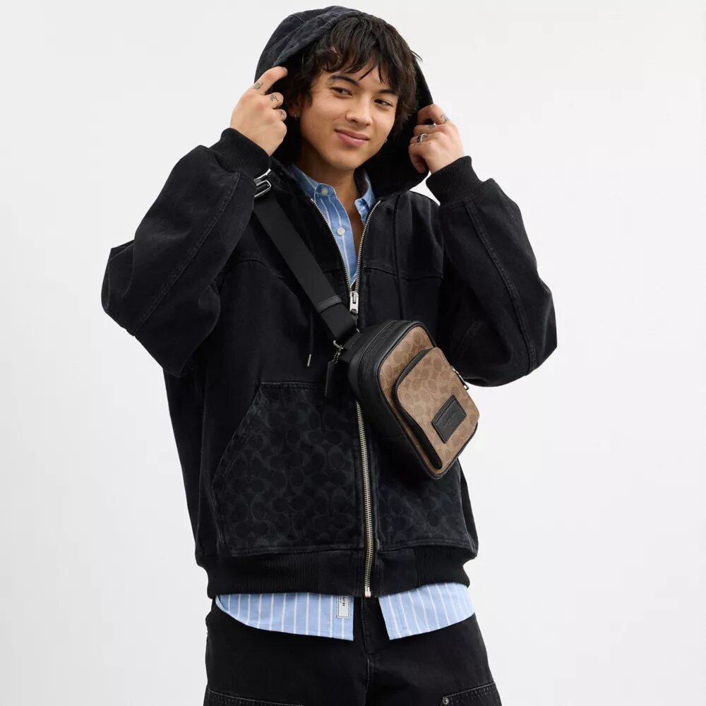 Racer Sling Pack i Signature Canvas