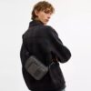 Racer Sling Pack i Signature Canvas